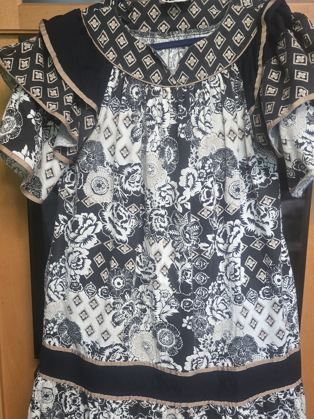 Delightful Krist Gudnason Black Cream Geo Mod Floral Flutter Sleeves Dress